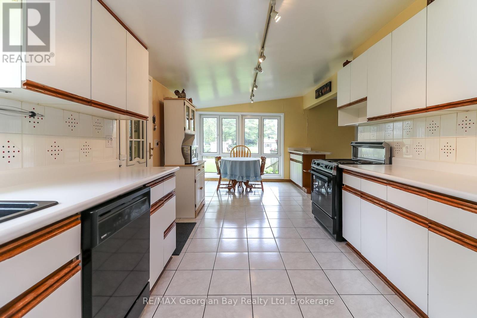 31 Hearthstone Drive, Tay, Ontario L0K 2C0 - Photo 9 - S12210519