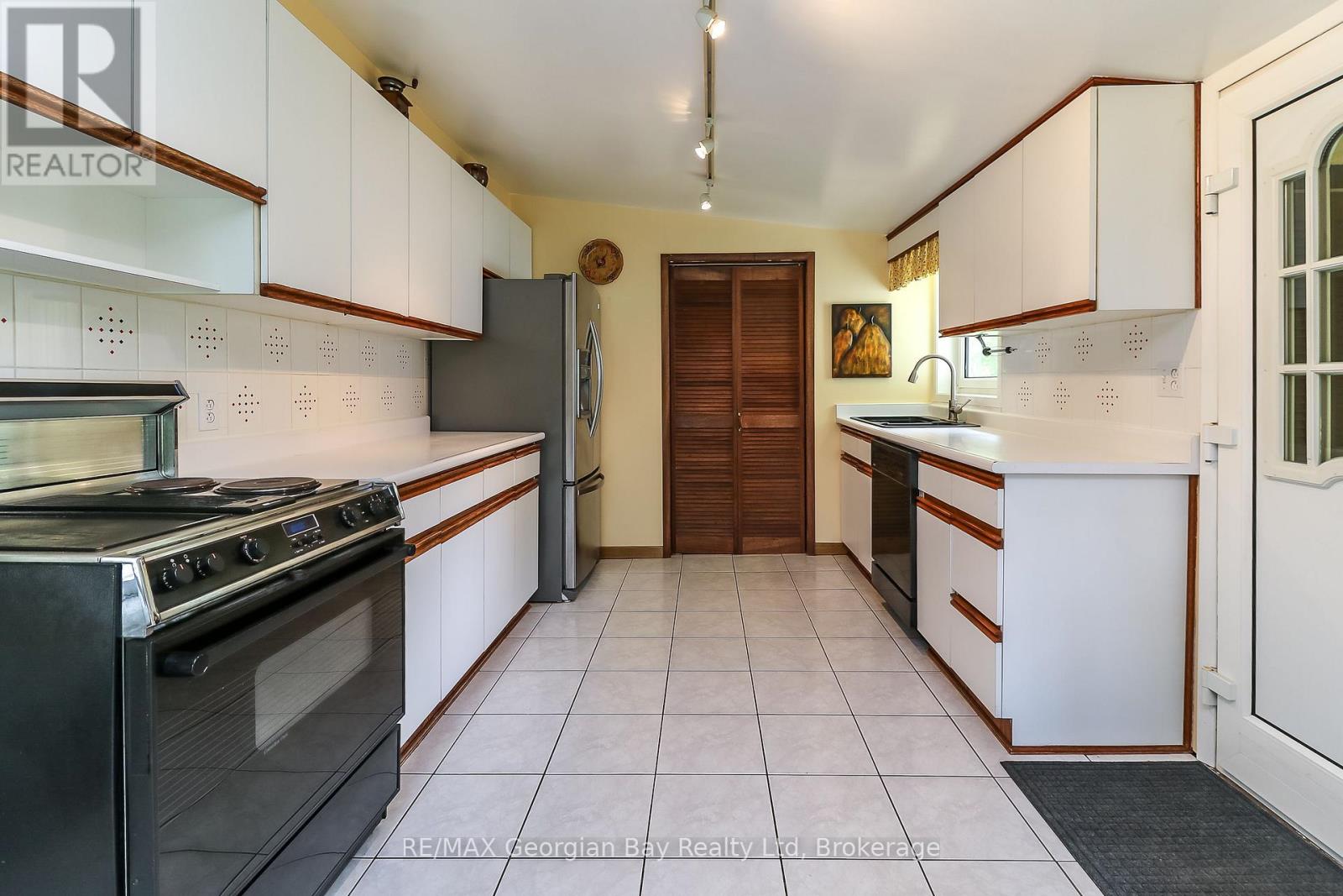 31 Hearthstone Drive, Tay, Ontario L0K 2C0 - Photo 8 - S12210519