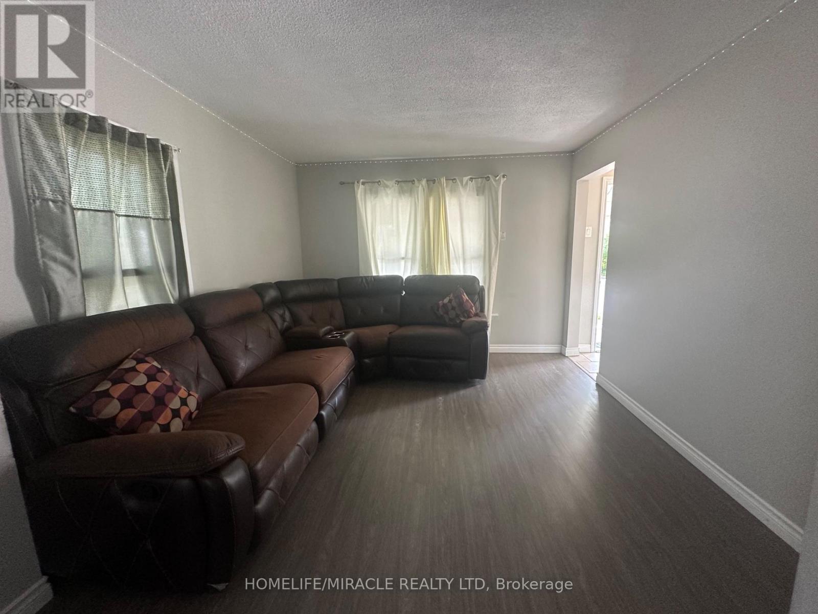 4699 Ryerson Crescent, Niagara Falls, Ontario  L2E 1E6 - Photo 3 - X12061139