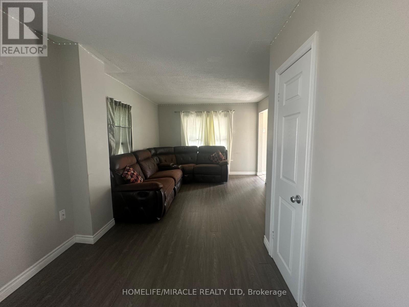 4699 Ryerson Crescent, Niagara Falls, Ontario  L2E 1E6 - Photo 4 - X12061139