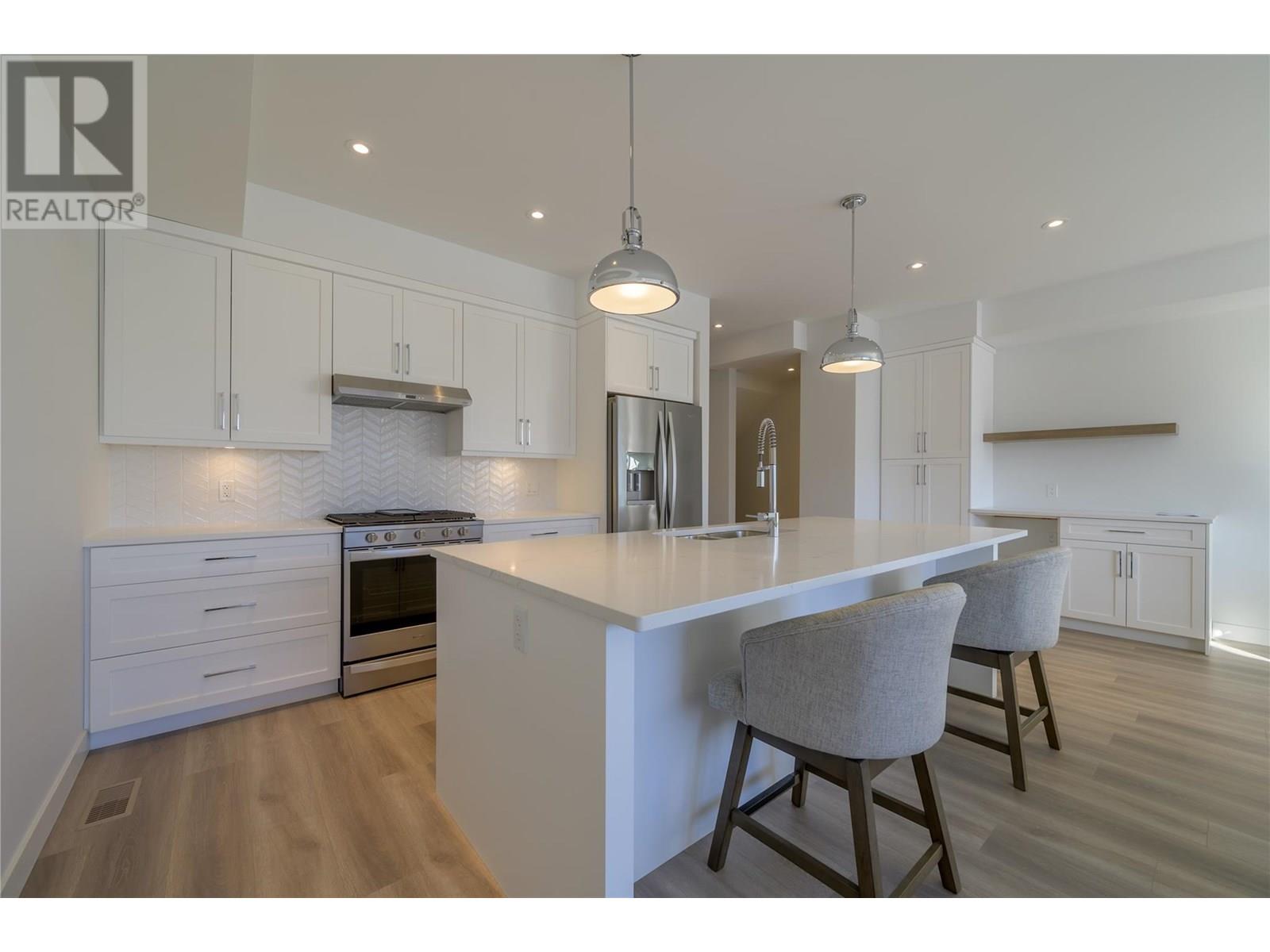 128 River Gate Drive, Kamloops, British Columbia  V2H 0E4 - Photo 2 - 10333050