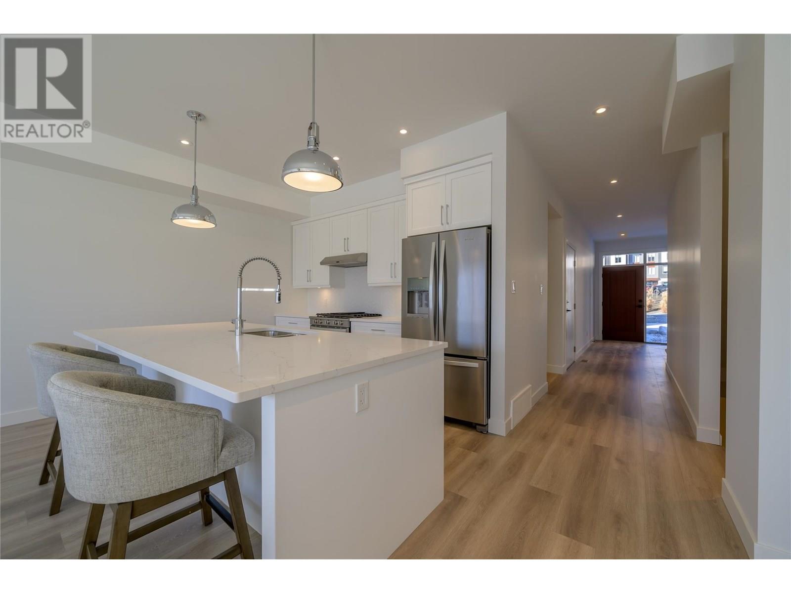 128 River Gate Drive, Kamloops, British Columbia  V2H 0E4 - Photo 3 - 10333050