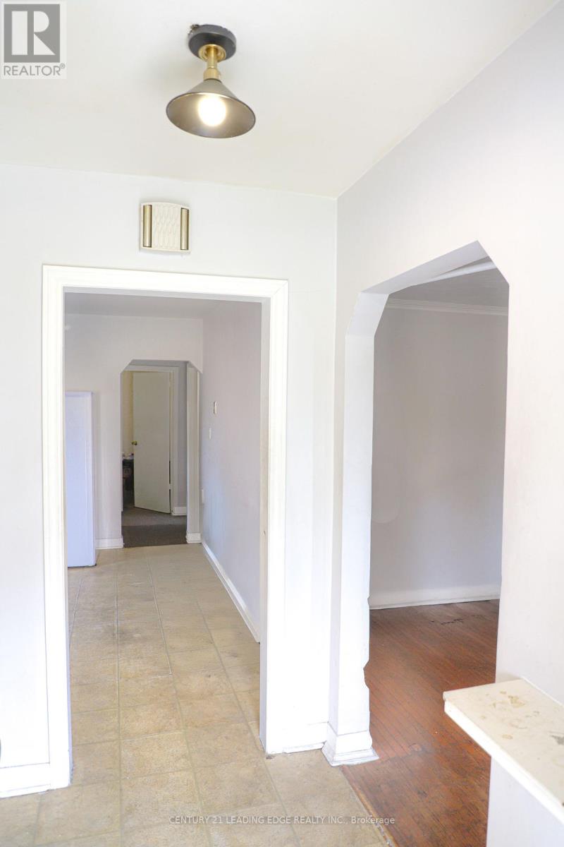 22 Katherine Road, Toronto (Downsview-Roding-Cfb), Ontario  M3K 1H9 - Photo 8 - W12218832