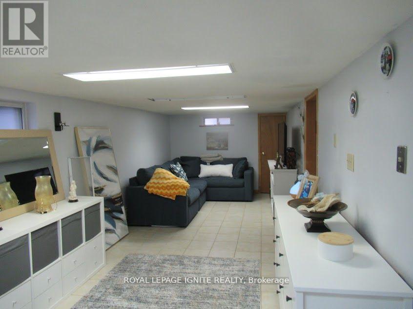 12 Stephen Drive, Toronto (Stonegate-Queensway), Ontario  M8Y 3M5 - Photo 10 - W12219182