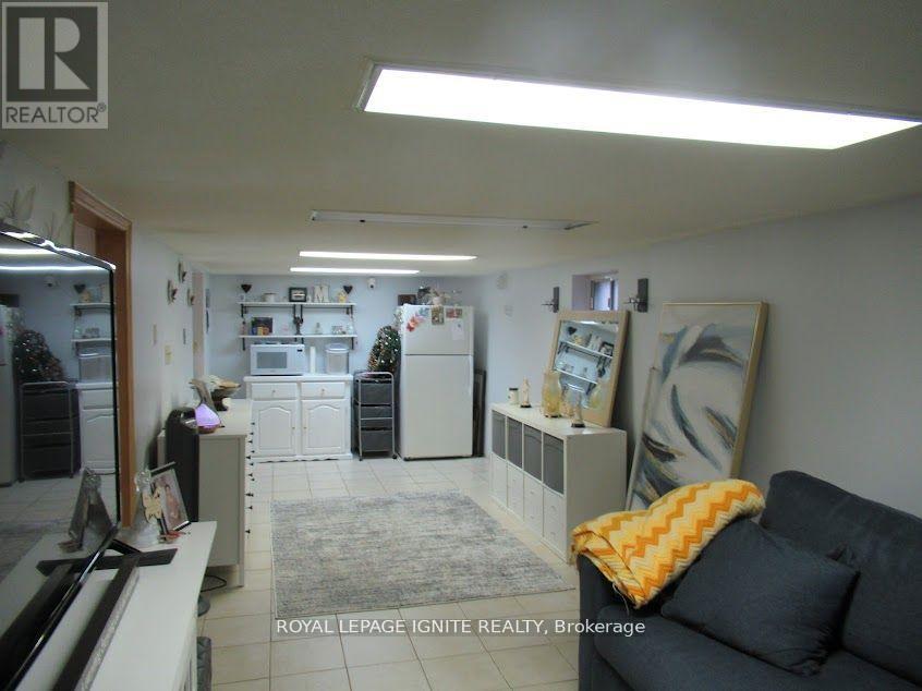 12 Stephen Drive, Toronto (Stonegate-Queensway), Ontario  M8Y 3M5 - Photo 11 - W12219182