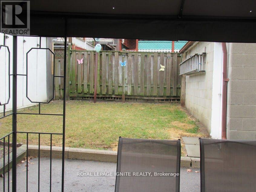 12 Stephen Drive, Toronto (Stonegate-Queensway), Ontario  M8Y 3M5 - Photo 14 - W12219182