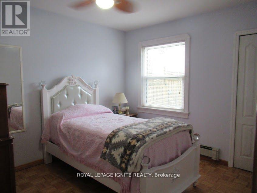 12 Stephen Drive, Toronto (Stonegate-Queensway), Ontario  M8Y 3M5 - Photo 9 - W12219182