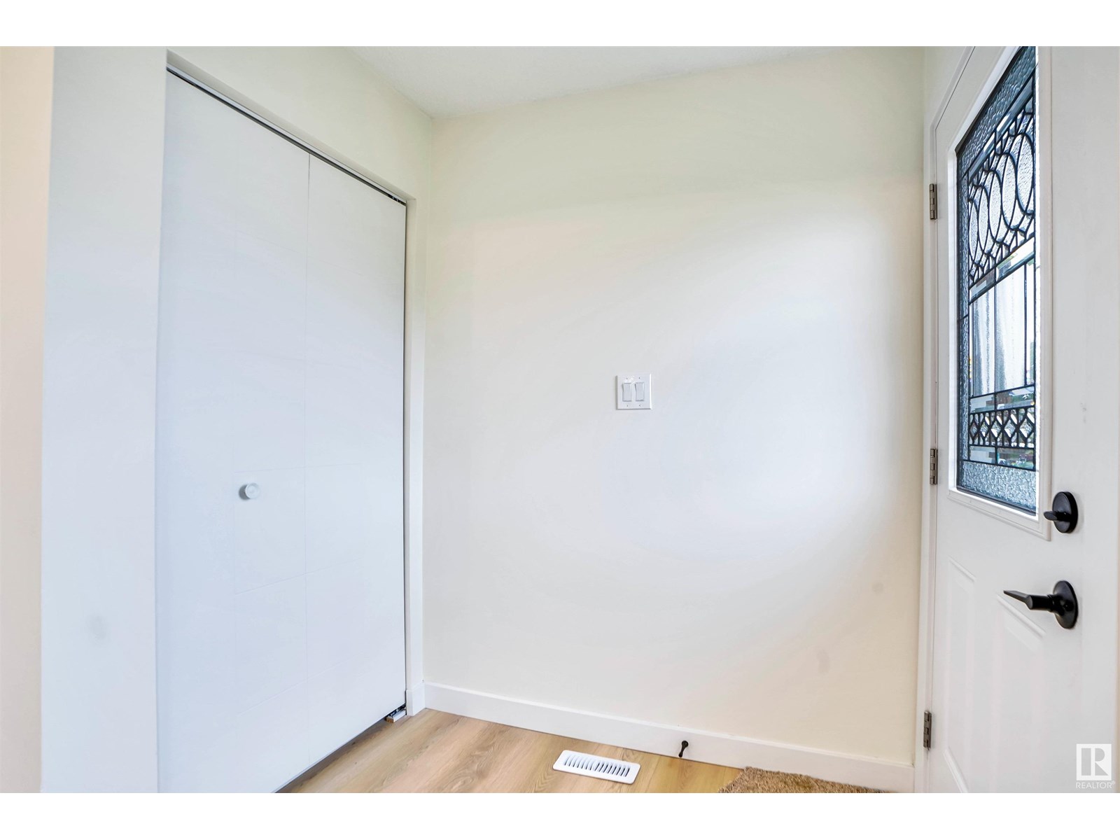 Property at 3806 85 ST NW image 3
