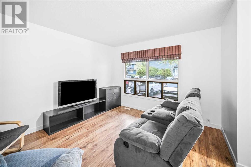 Property at 522 Queenston Gardens SE image 5