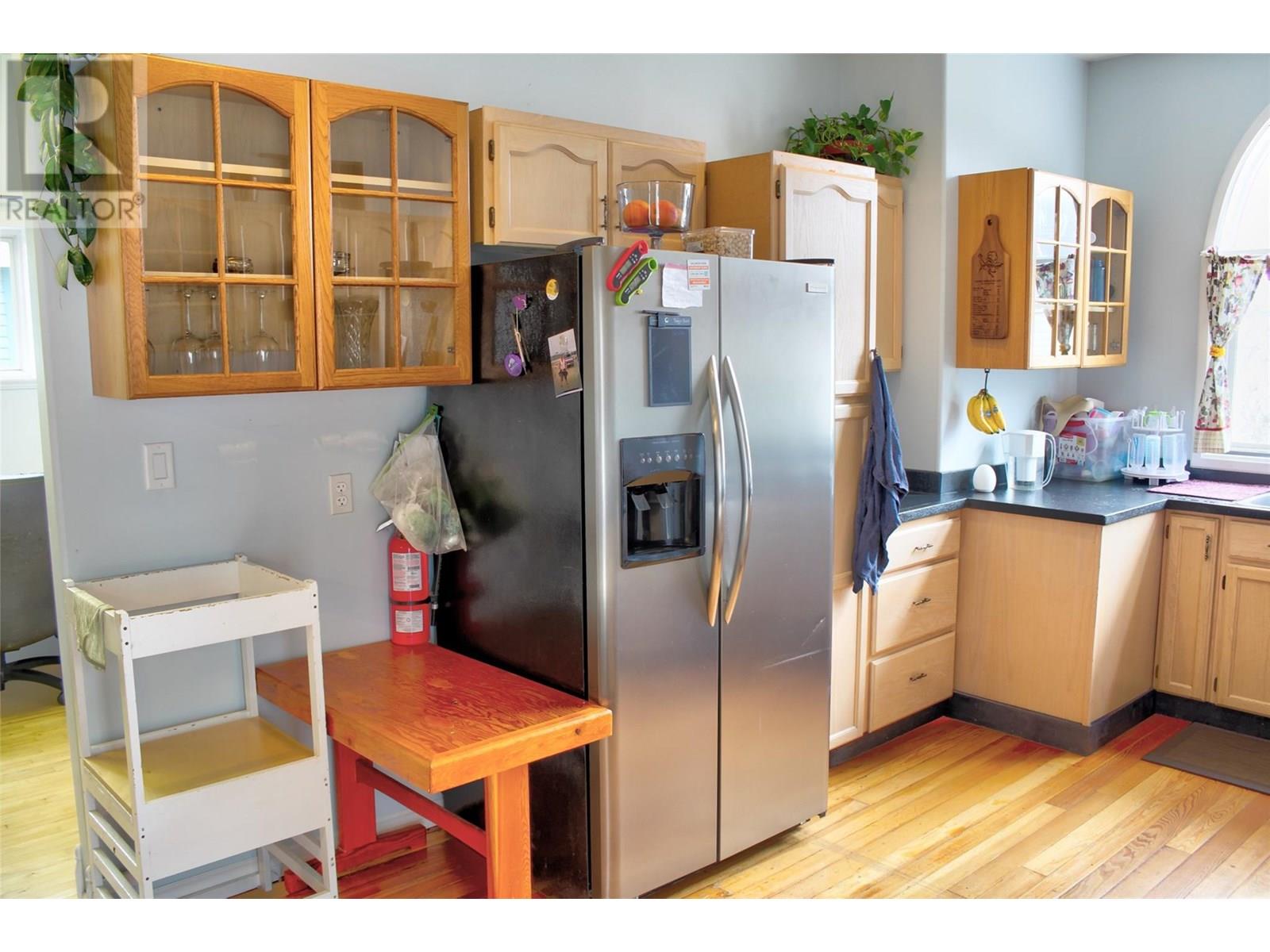Property at 1142 Thompson Avenue image 3