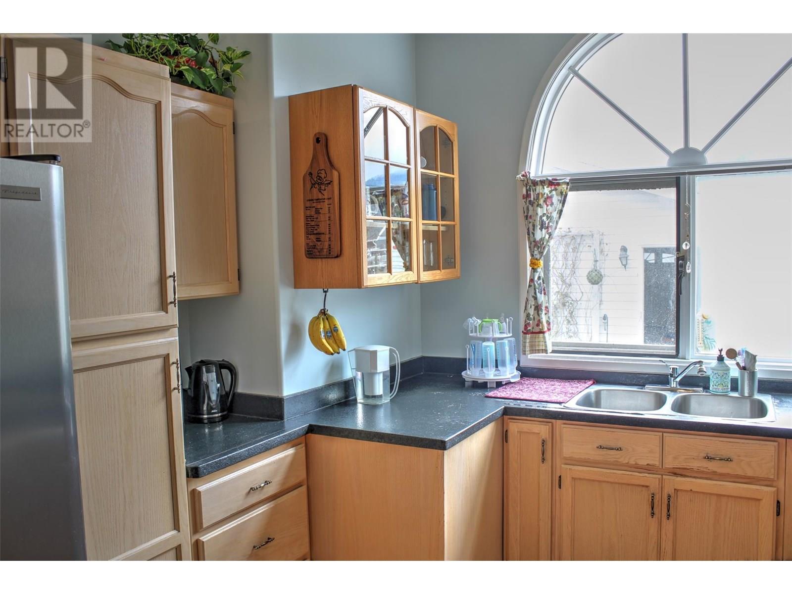 Property at 1142 Thompson Avenue image 4
