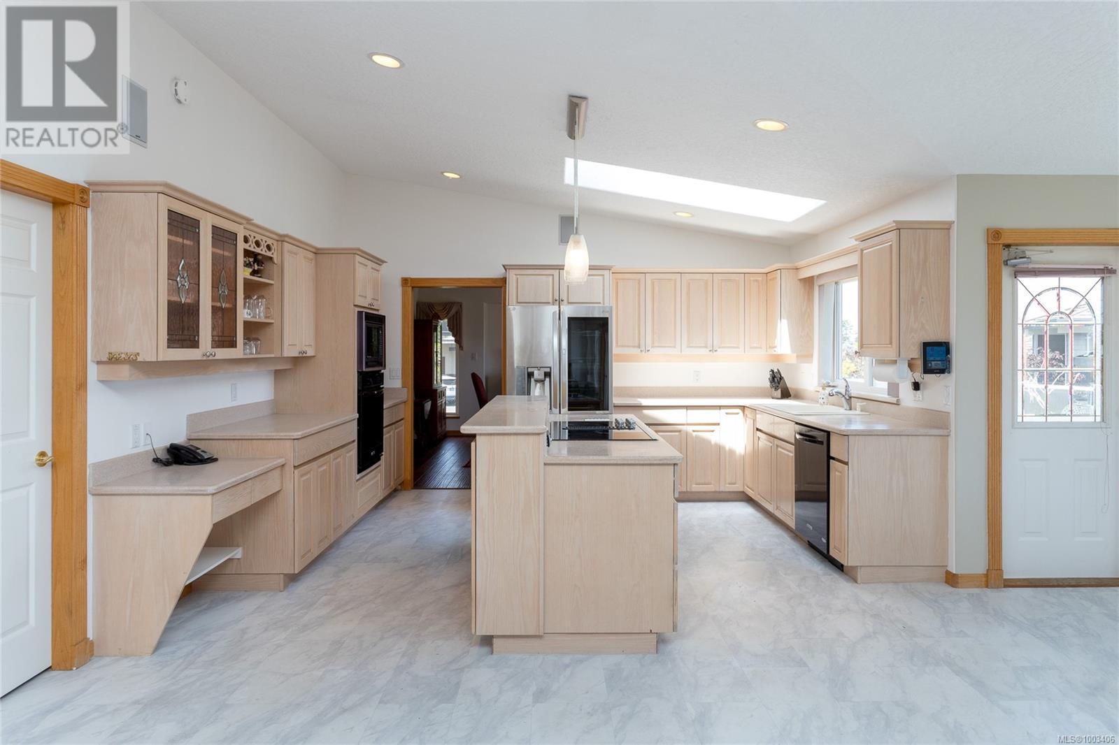4405 Moonlight Lane, Saanich, British Columbia  V8N 6K7 - Photo 7 - 1003406