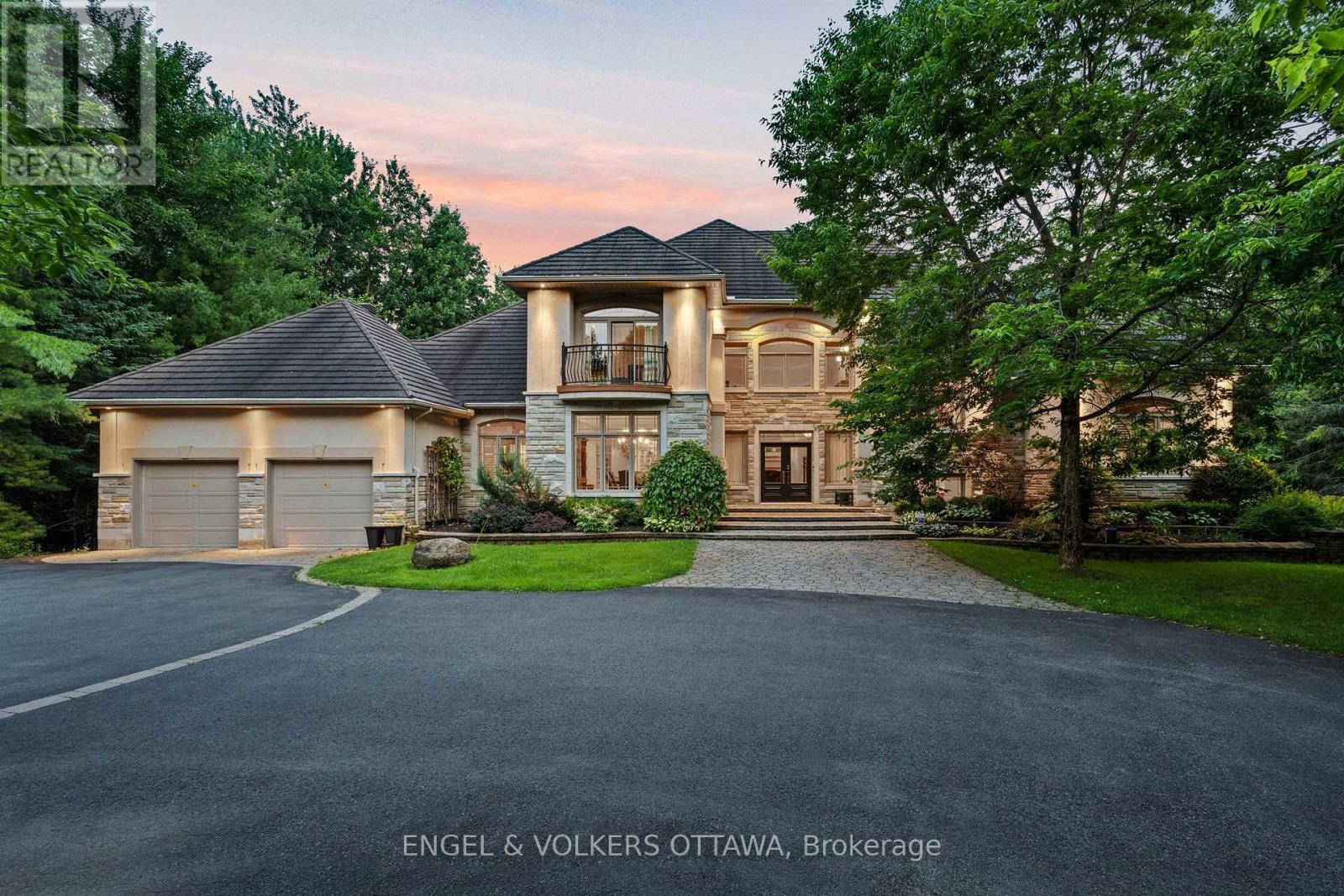 Property at 5800 QUEENSCOURT CRESCENT image 2
