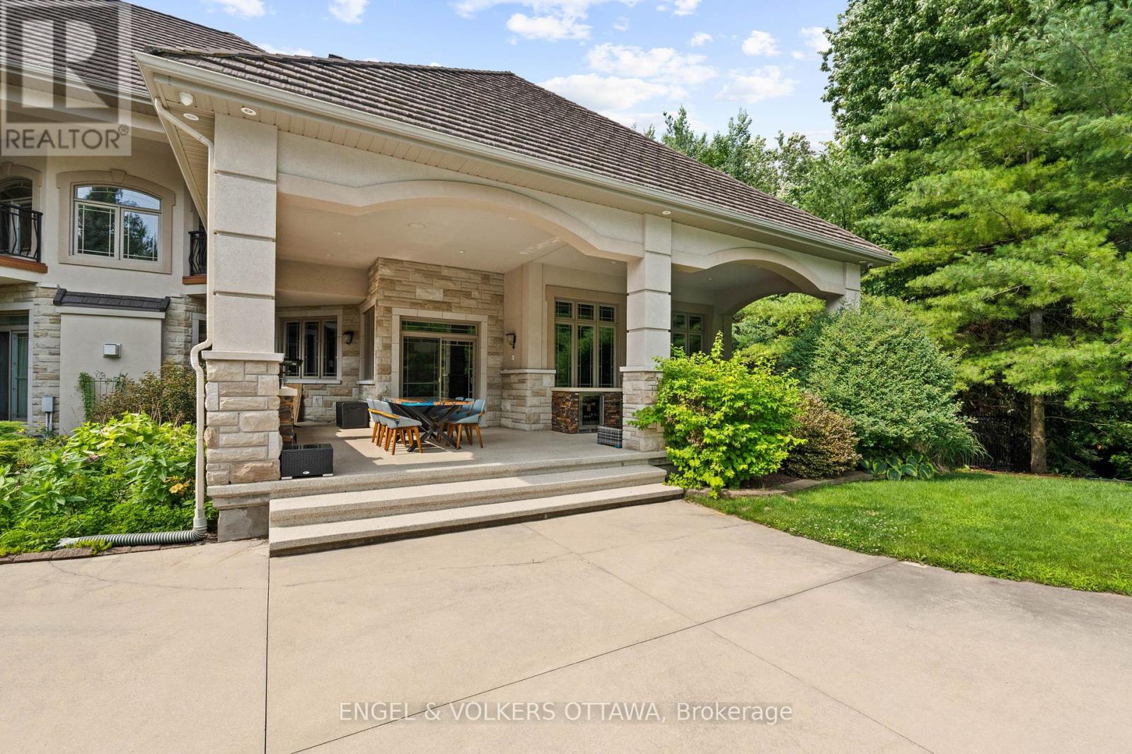 5800 Queenscourt Crescent, Ottawa, Ontario  K4M 1K3 - Photo 34 - X12219469