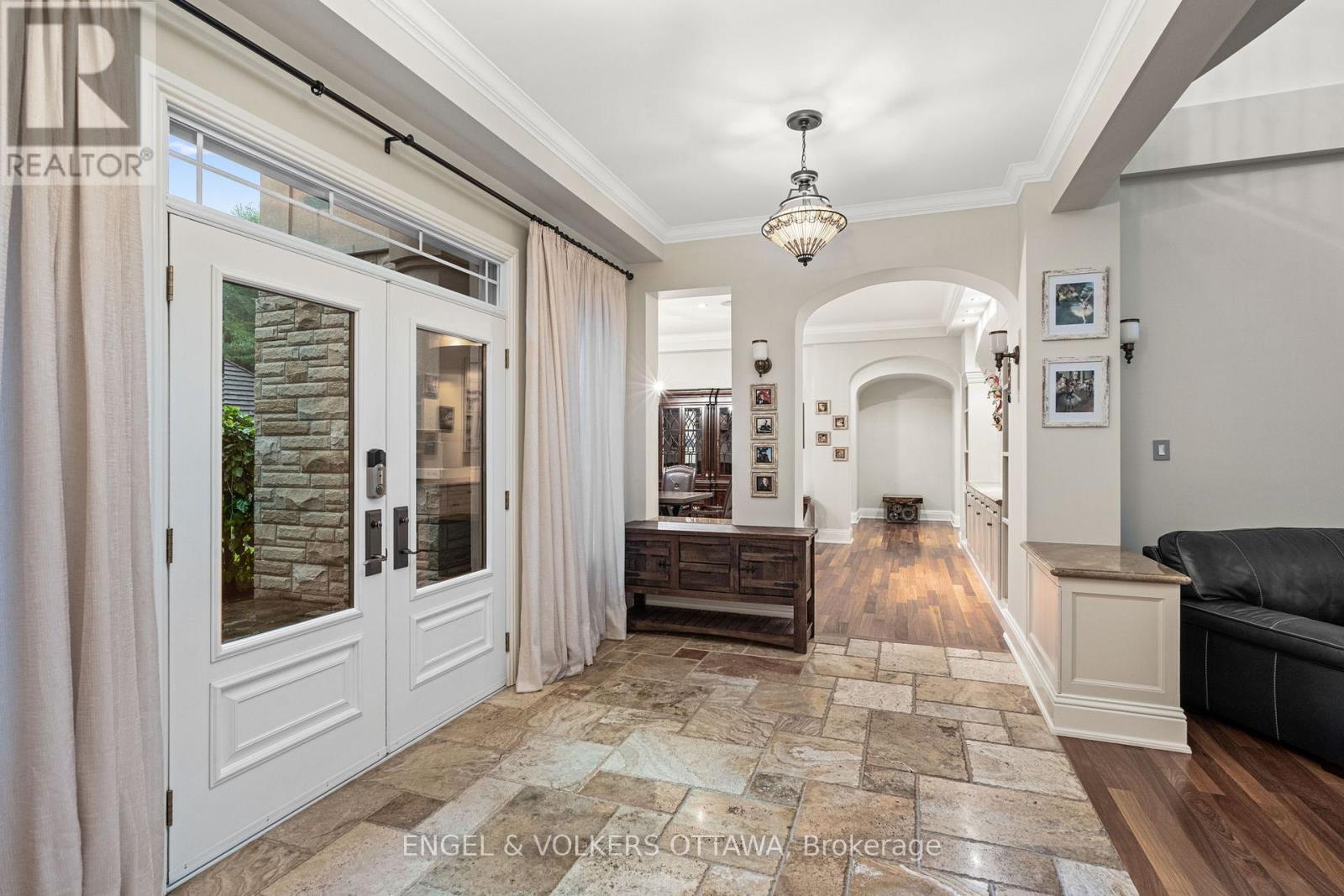 Property at 5800 QUEENSCOURT CRESCENT image 4