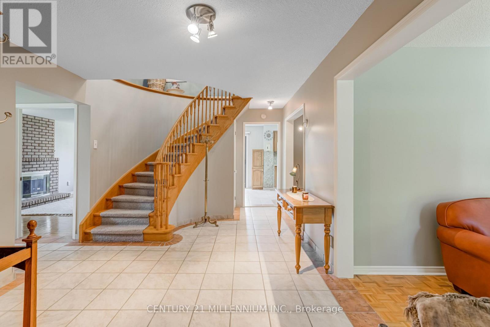 10 Phelps Drive, Brampton (Northwood Park), Ontario  L6X 3V5 - Photo 6 - W12219393