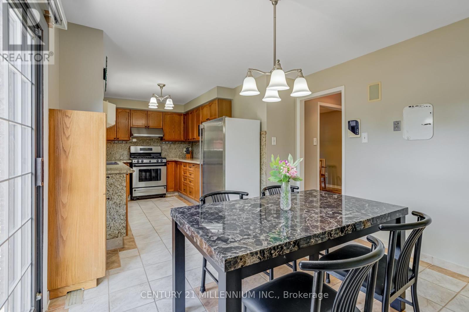 10 Phelps Drive, Brampton (Northwood Park), Ontario  L6X 3V5 - Photo 9 - W12219393