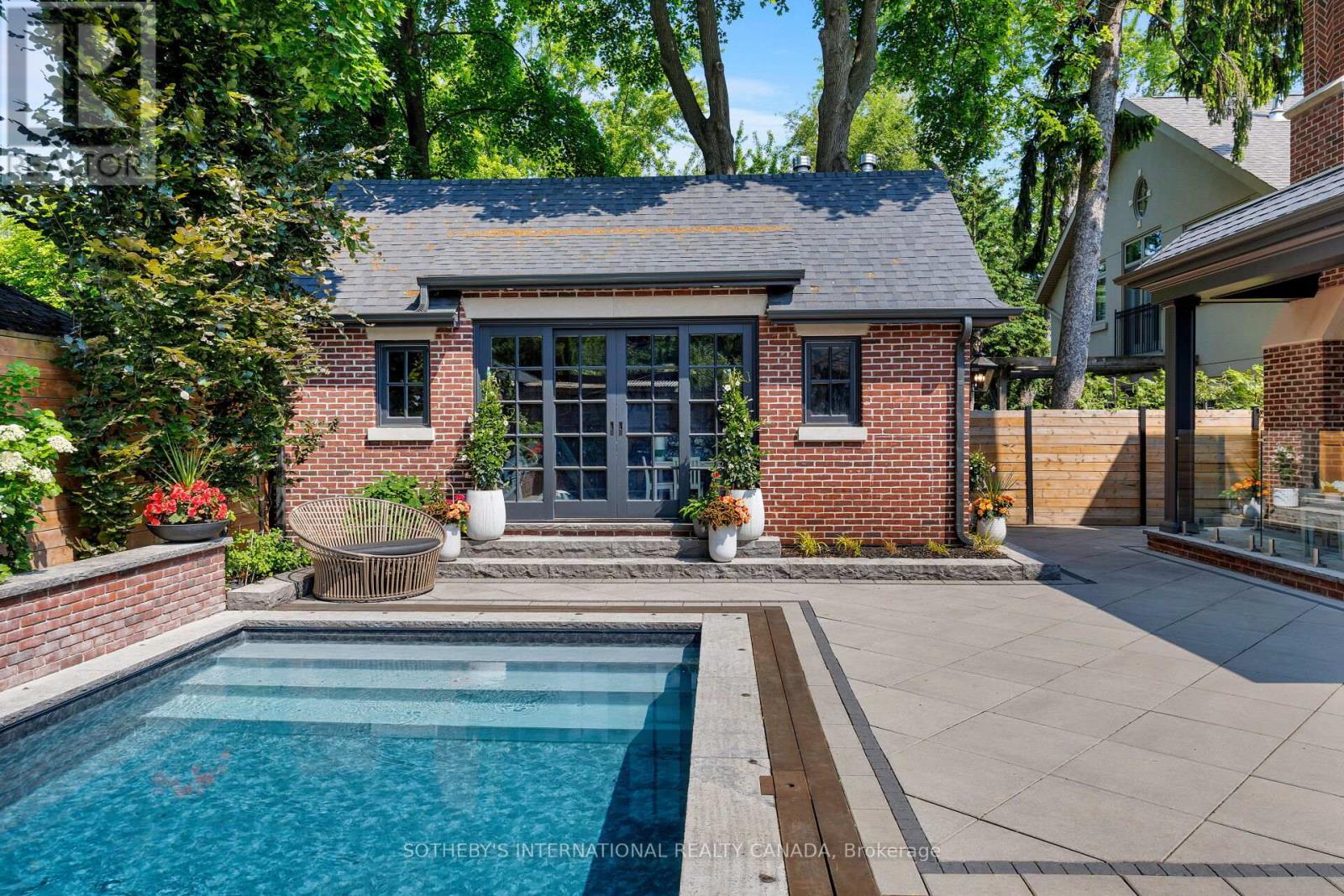 16 Kingscourt Drive, Toronto (Kingsway South), Ontario  M8X 2P6 - Photo 18 - W12219208
