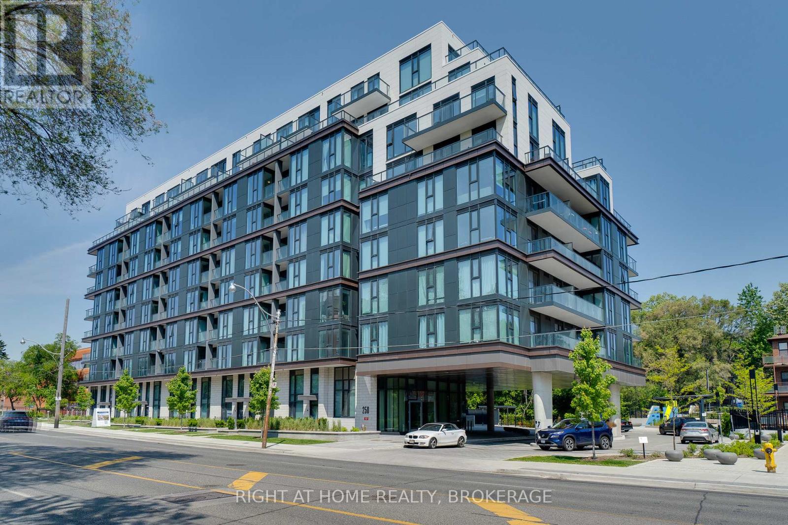 <div class="slider-price">$965,000</div><p>724 - 250 Lawrence Avenue W, Toronto, Ontario</p>