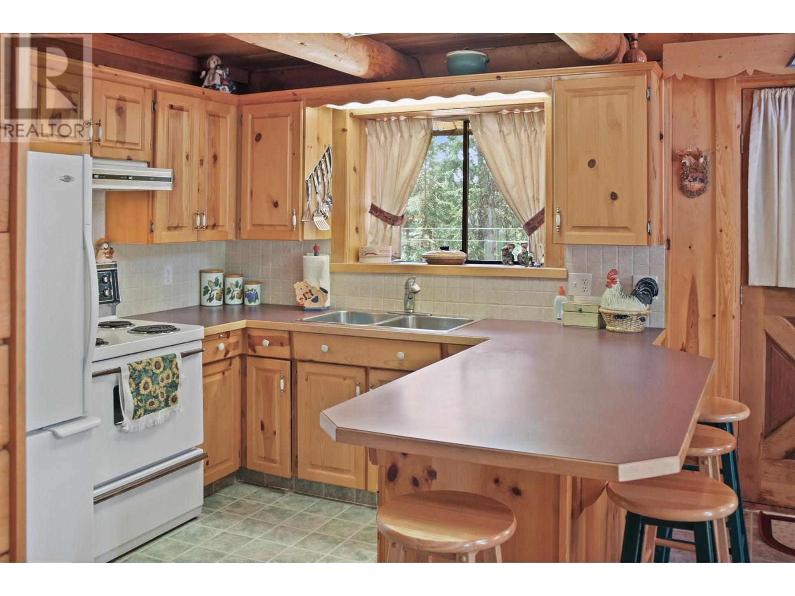 6437 Shore Court, Green Lake, British Columbia  V0K 2K2 - Photo 7 - R3015234