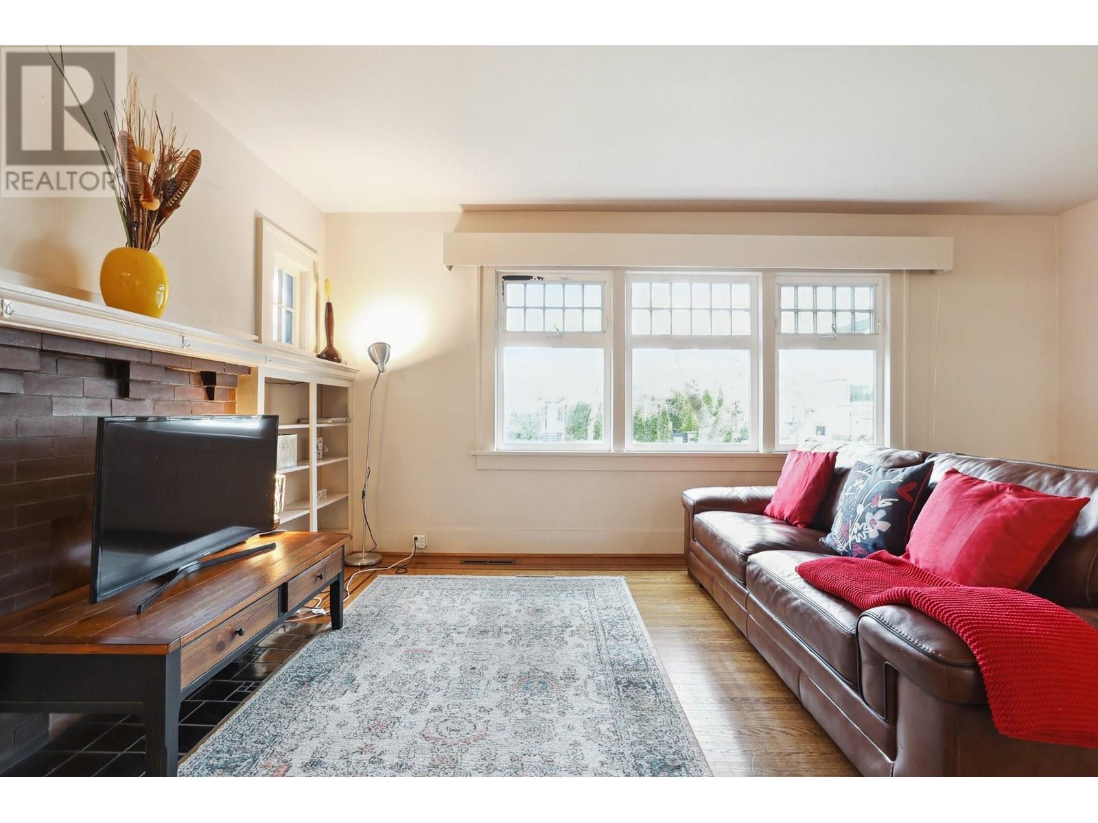 Property at 3174 W 10TH AVENUE image 4