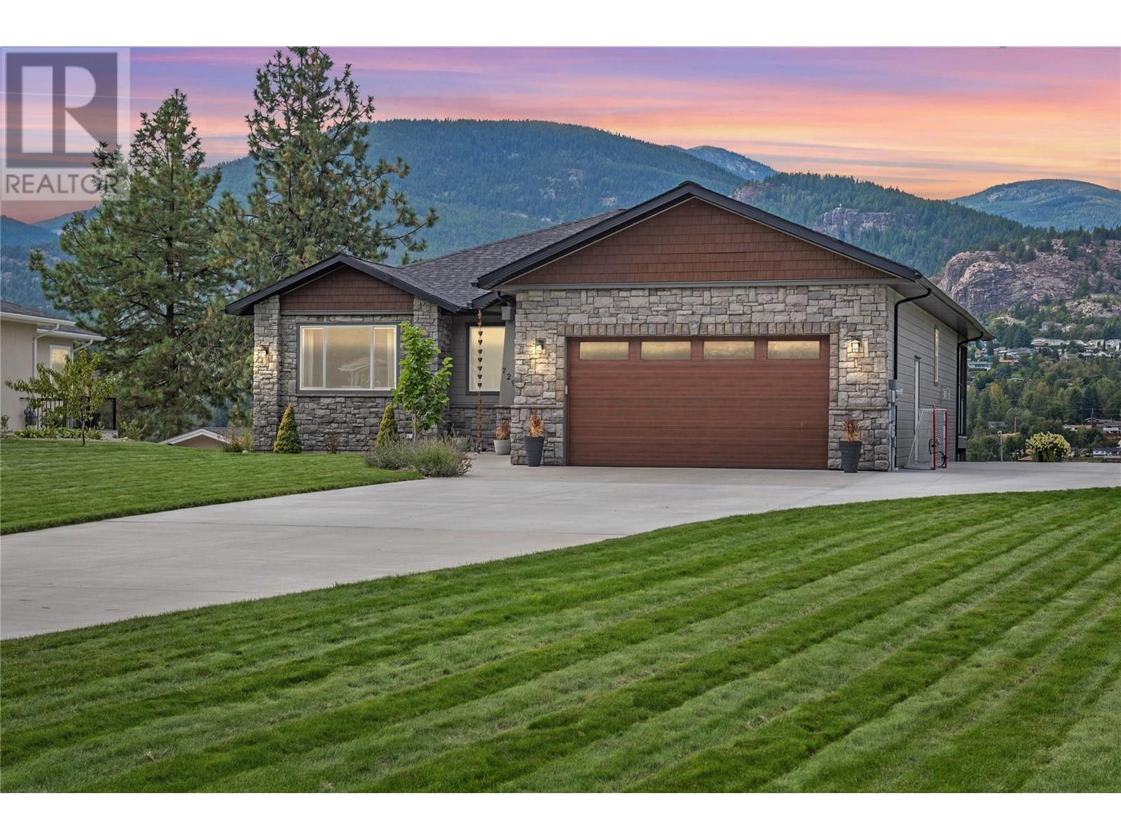729 PRAIRIE SOUTH Road, Castlegar, British Columbia
