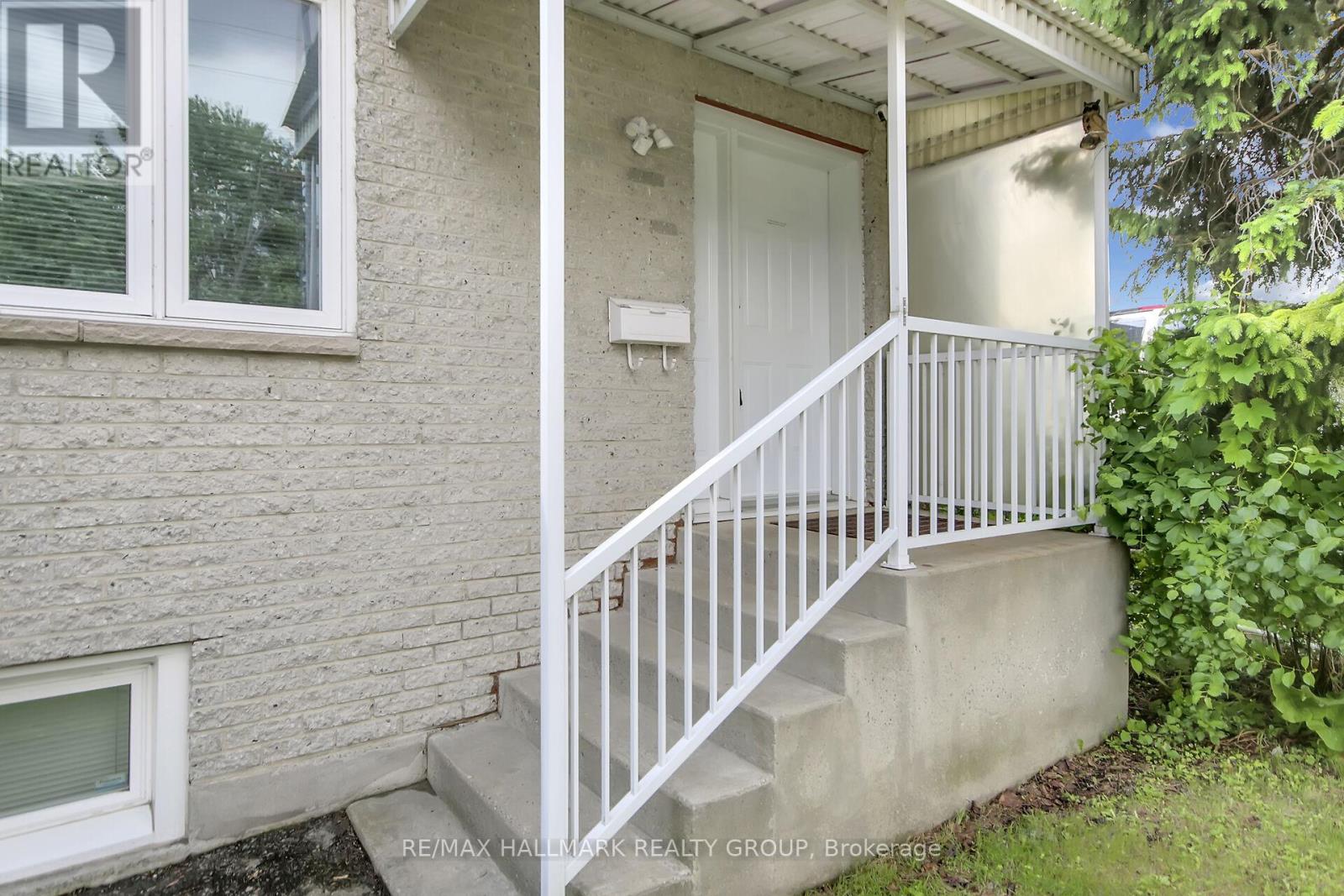 272 Mcarthur Avenue, Ottawa, Ontario  K1L 6P4 - Photo 3 - X12219847