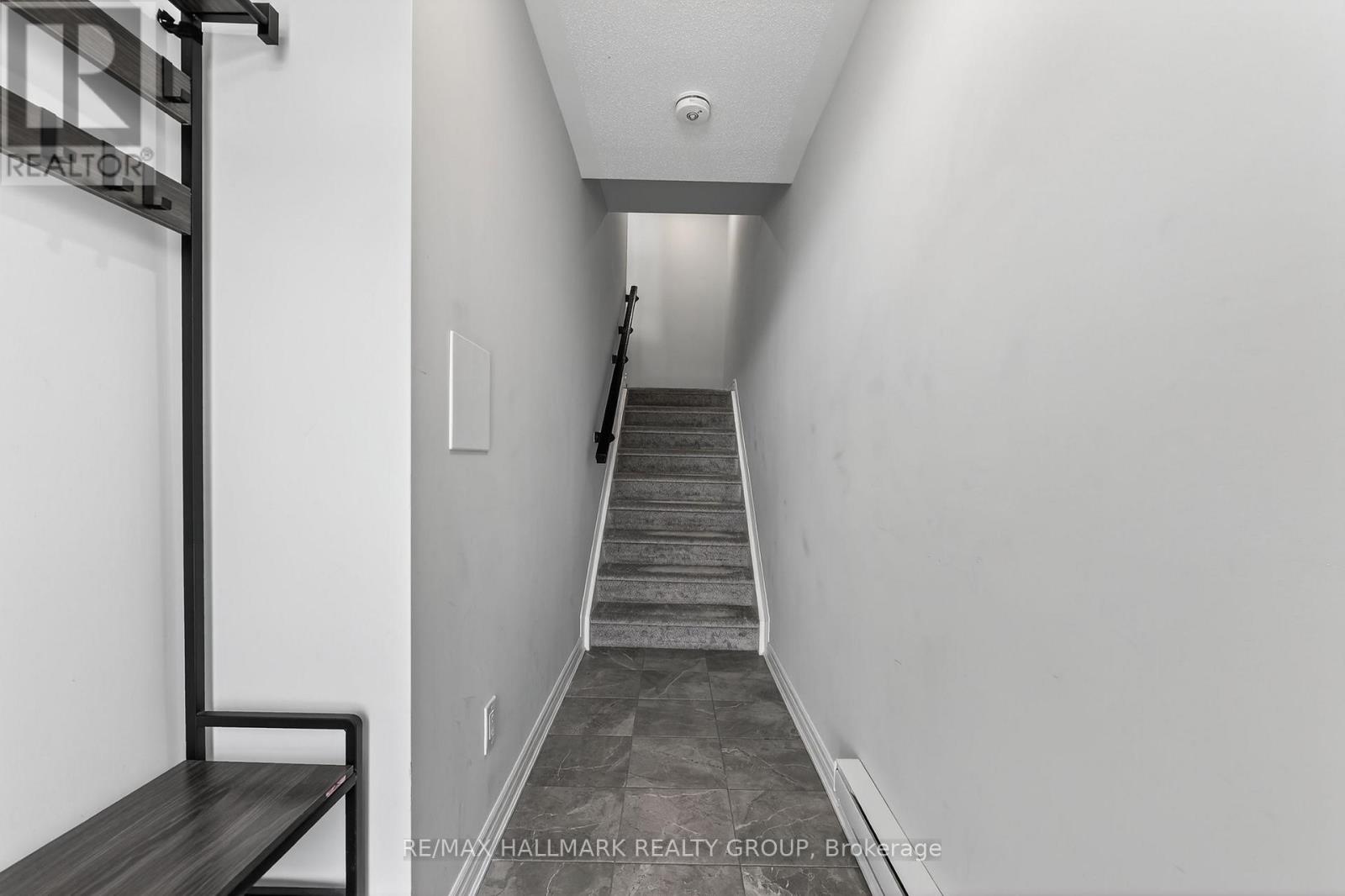551 Takamose Private, Ottawa, Ontario  K1K 5A5 - Photo 5 - X12213725