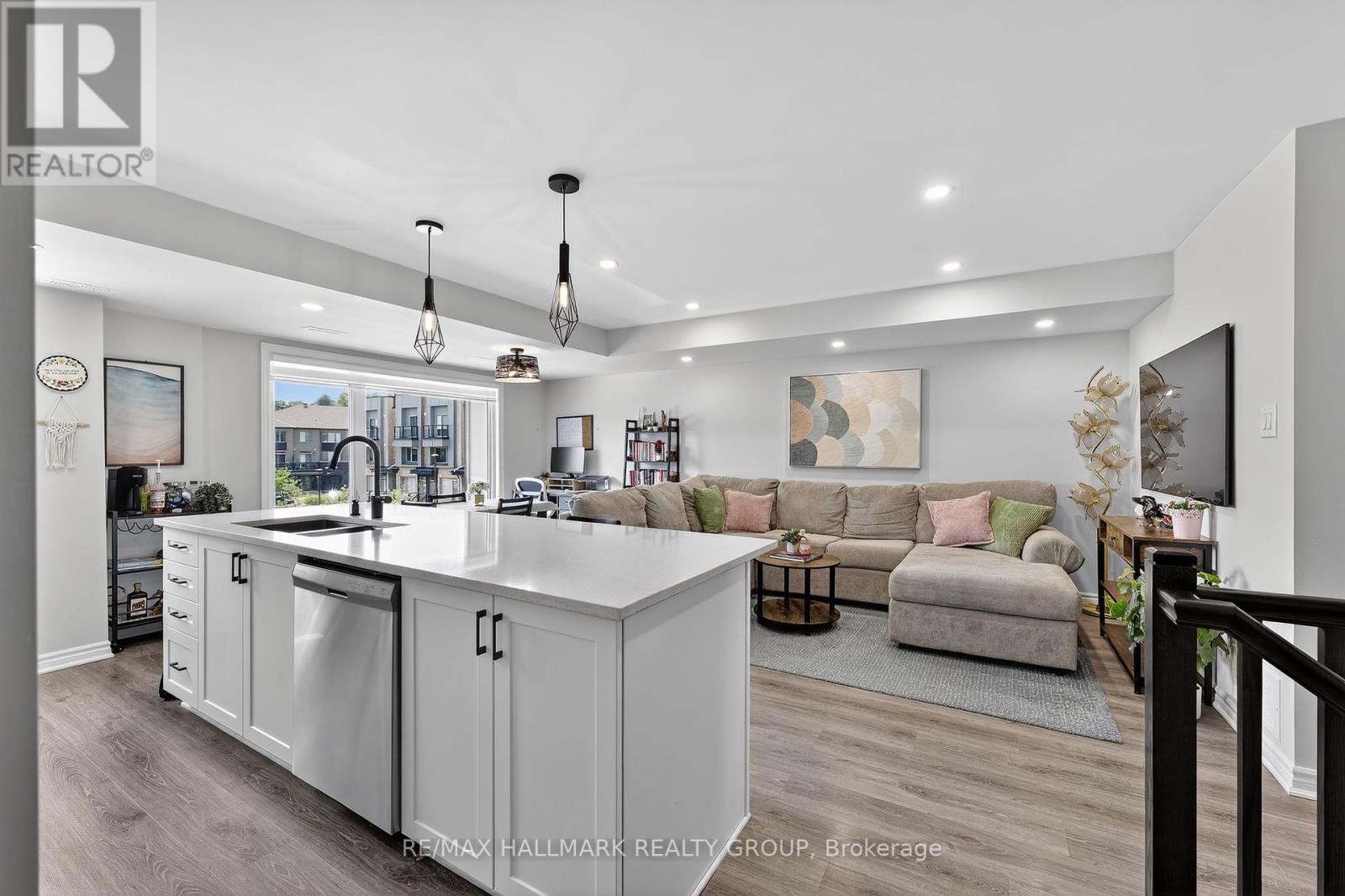 551 Takamose Private, Ottawa, Ontario  K1K 5A5 - Photo 6 - X12213725