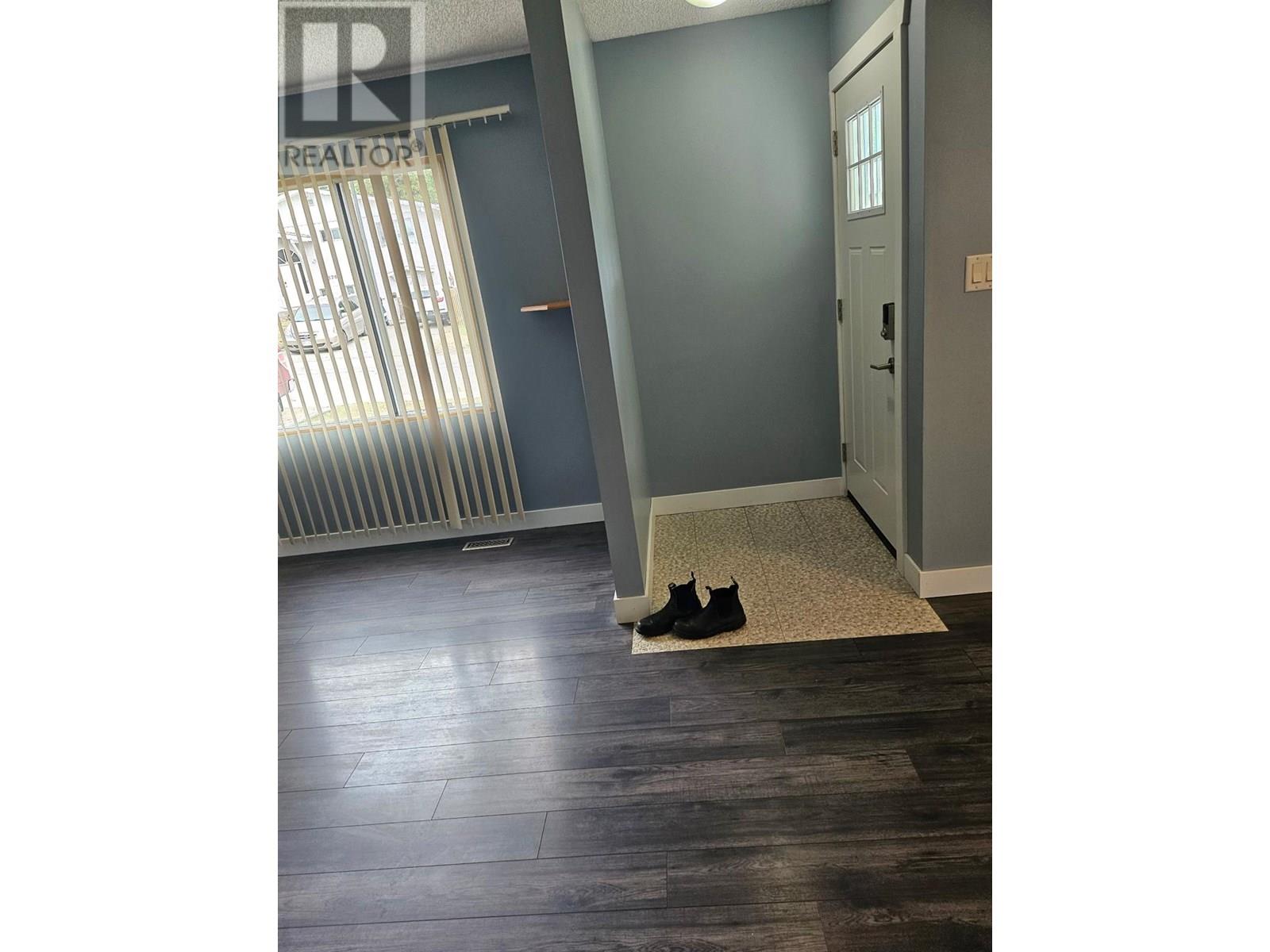 Property at 3704 40 Avenue image 3