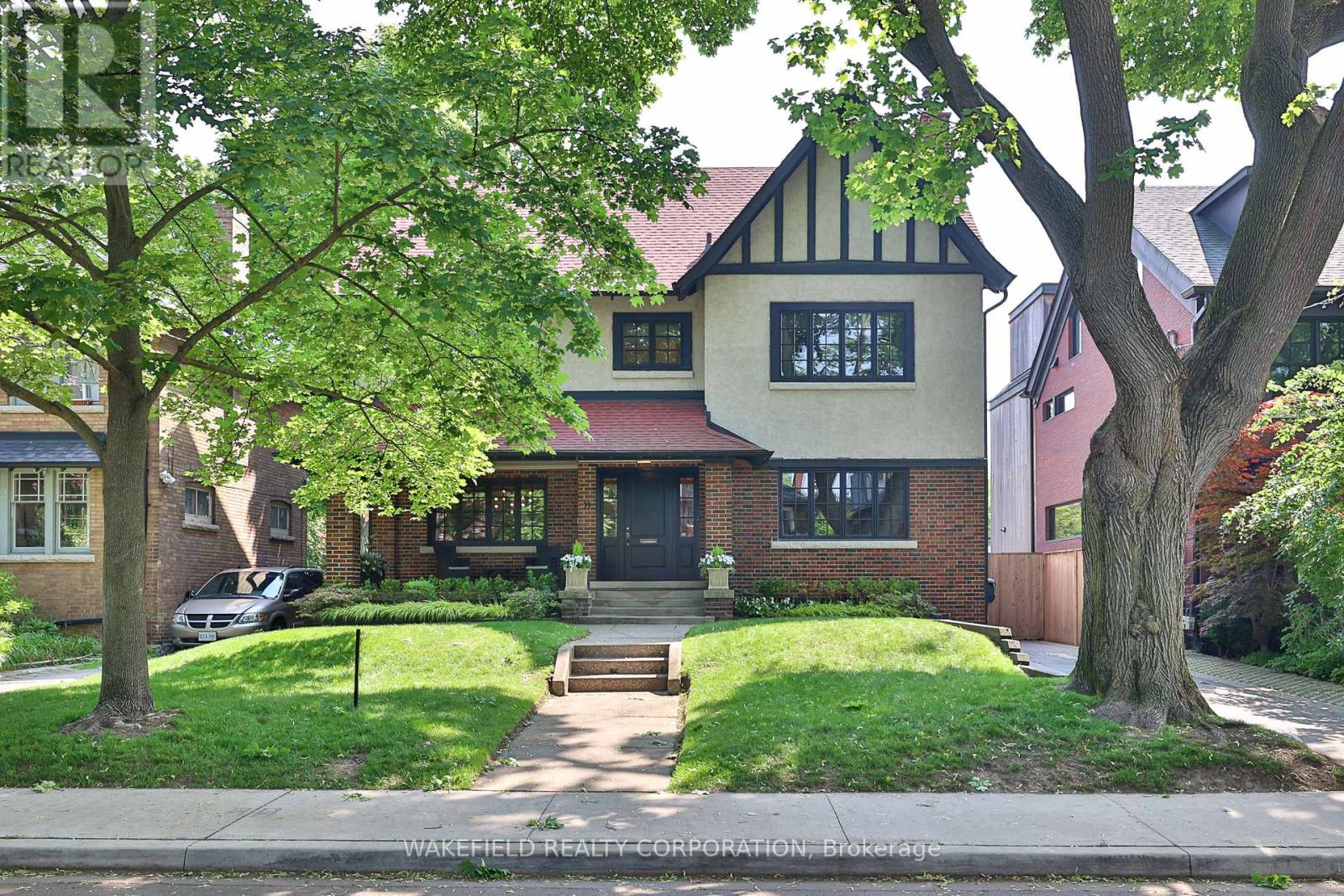 <div class="slider-price">$4,495,000</div><p>11 Conrad Avenue, Toronto, Ontario</p>