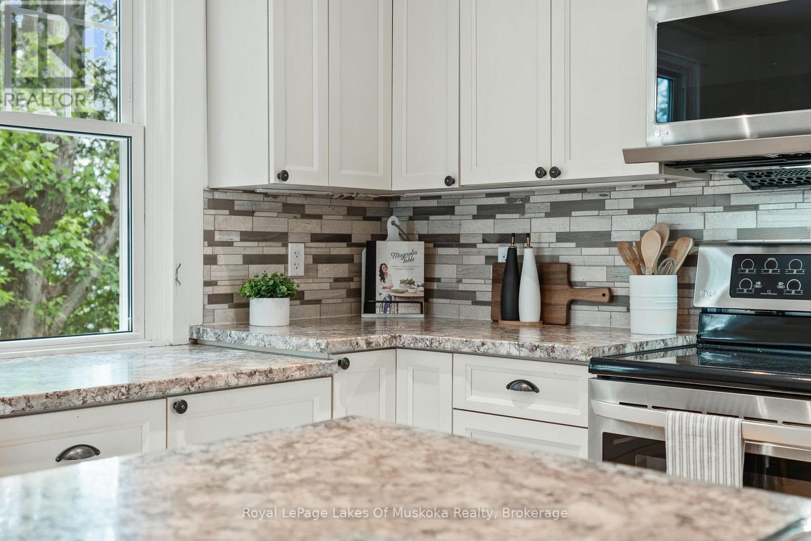 8 North Road, Lake Of Bays, Ontario  P0B 1A0 - Photo 12 - X12219922