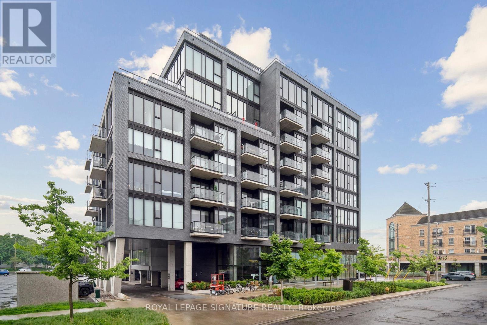 <div class="slider-price">$1,199,000</div><p>808 - 7 Smith Crescent, Toronto, Ontario</p>