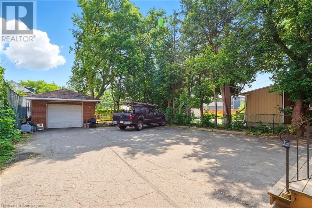 Property at 191 SIMCOE Street S image 3