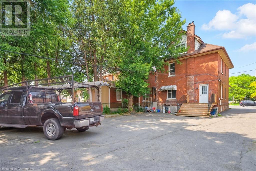 Property at 191 SIMCOE Street S image 4