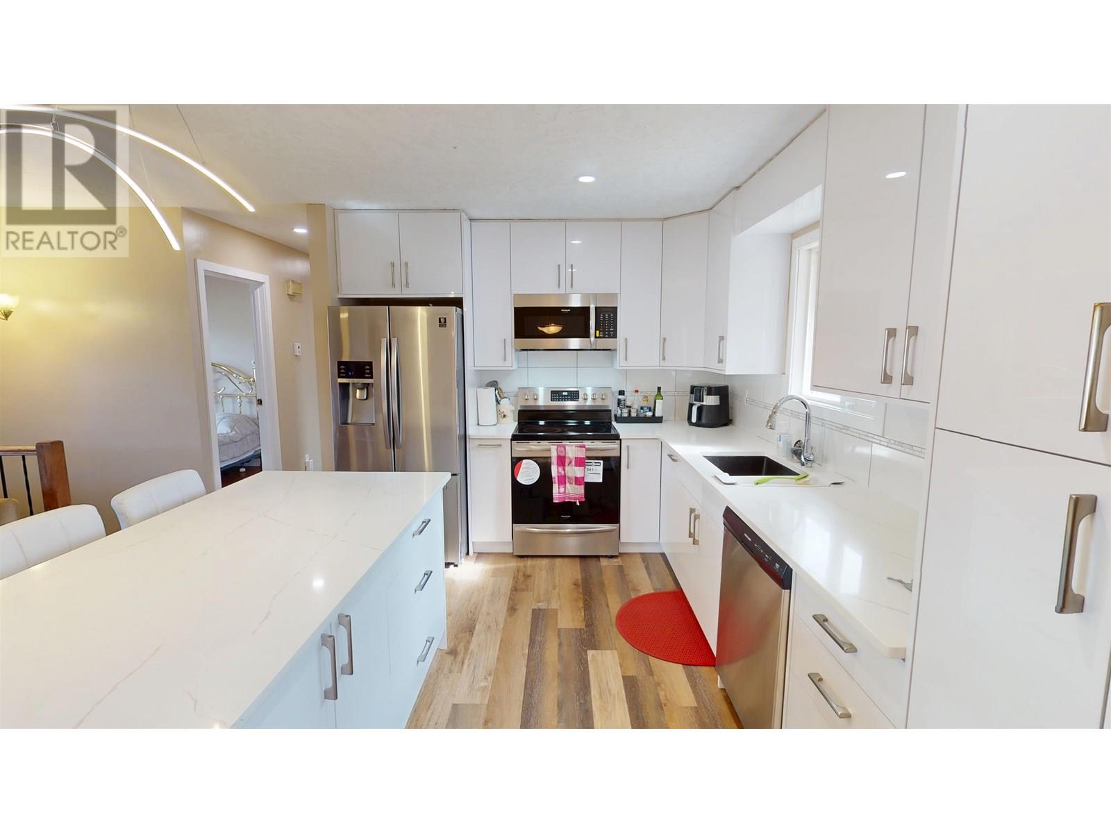 Property at 630 ROLPH STREET image 3