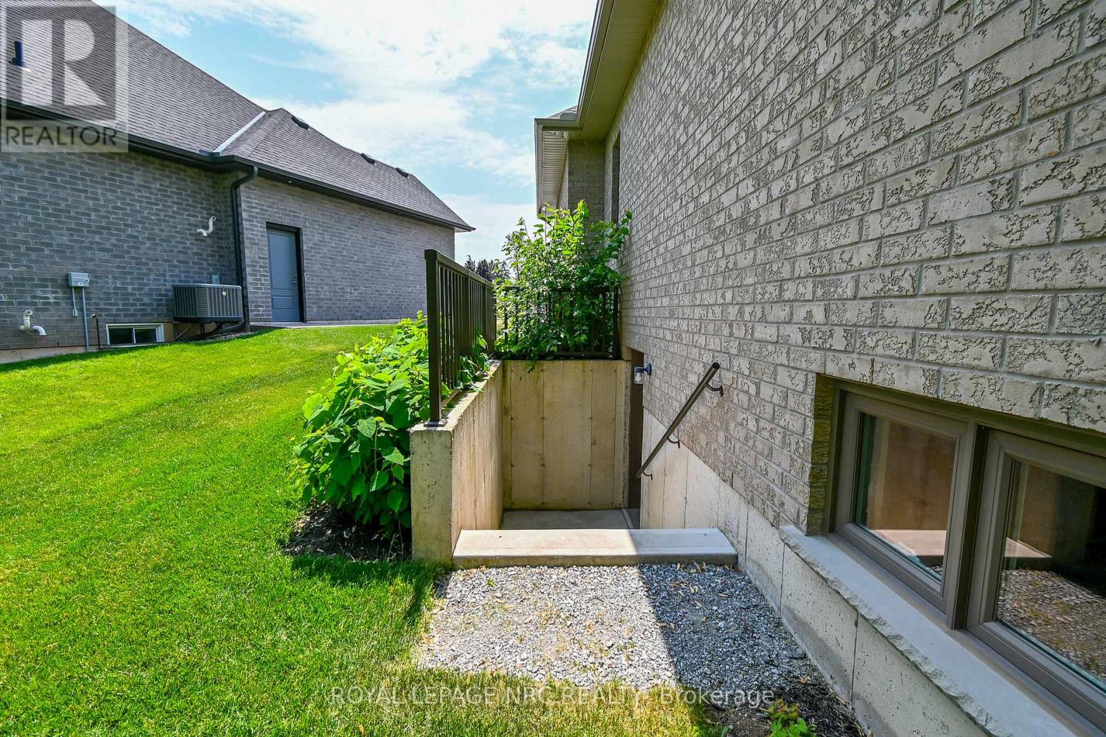 11 Emily Lane, Pelham, Ontario  L0S 1E4 - Photo 37 - X12220127