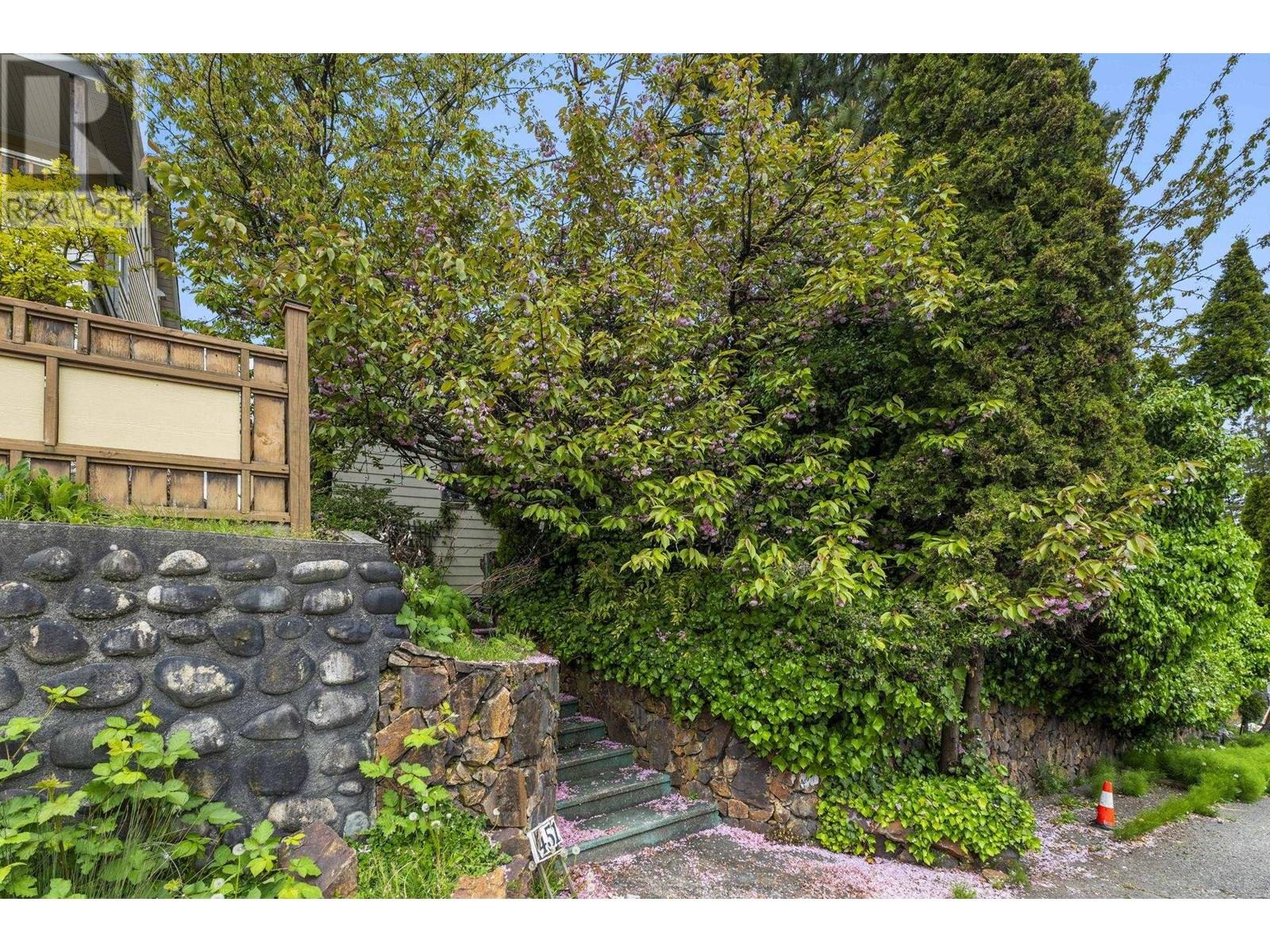 451 E EIGHTH AVENUE, New Westminster, British Columbia