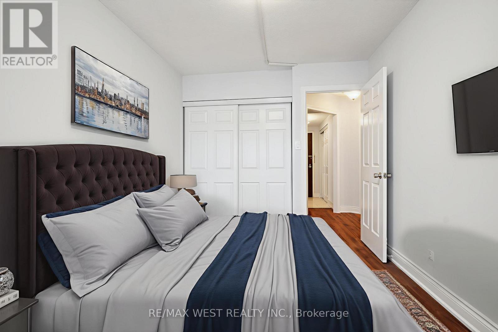 1303 - 717 Bay Street, Toronto, Ontario  M5G 2J9 - Photo 7 - C12213540