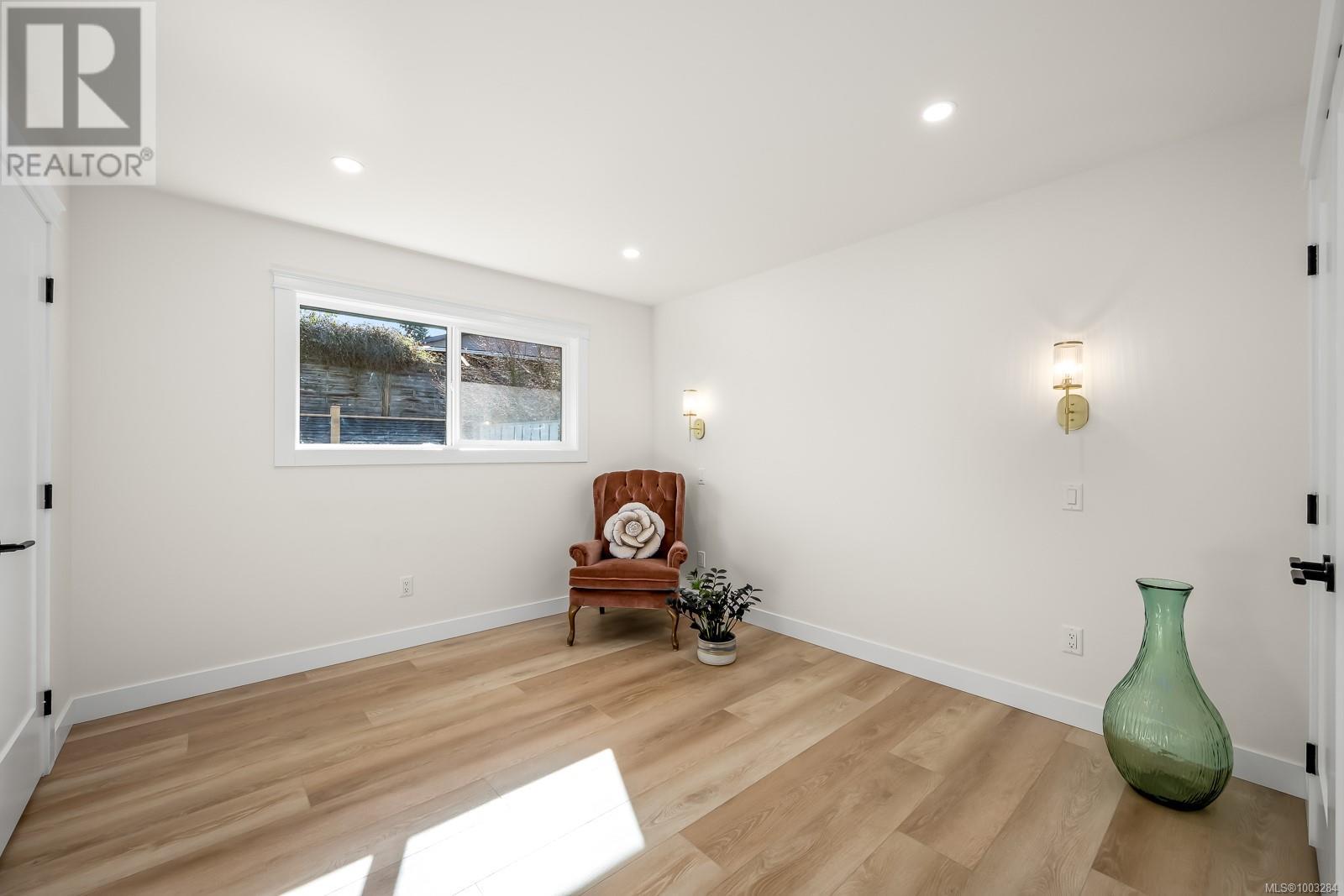 Property at 451 McPhedran St S image 1