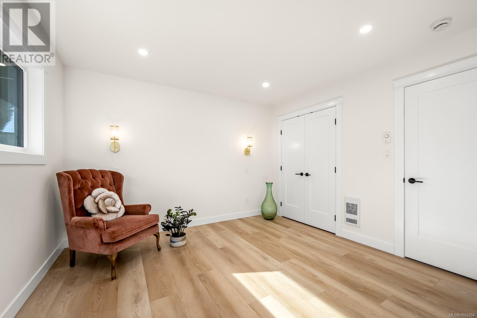 Property at 451 McPhedran St S image 2