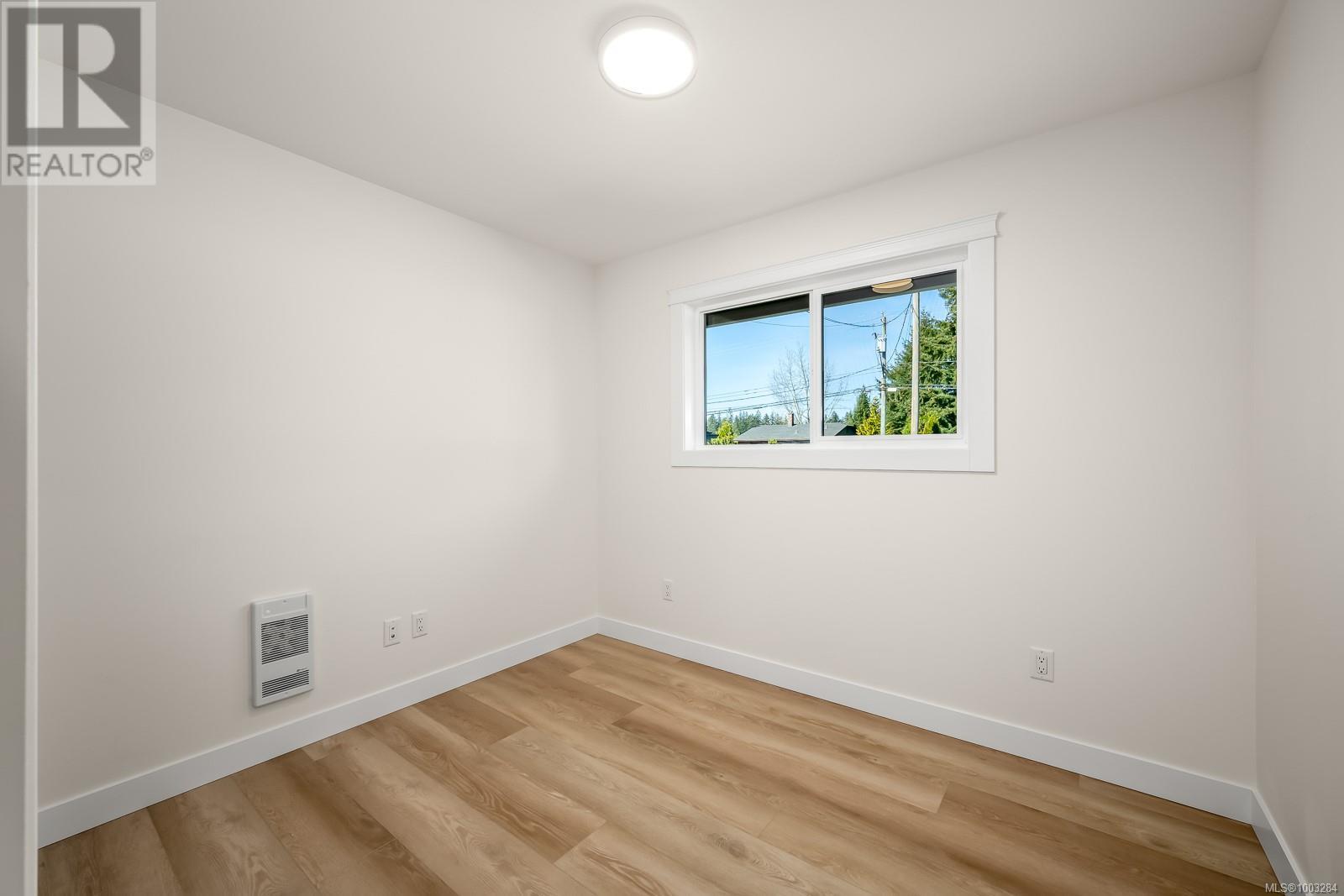 Property at 451 McPhedran St S image 3