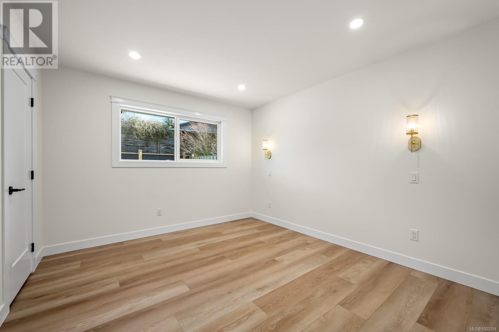 Property at 451 McPhedran St S image 5