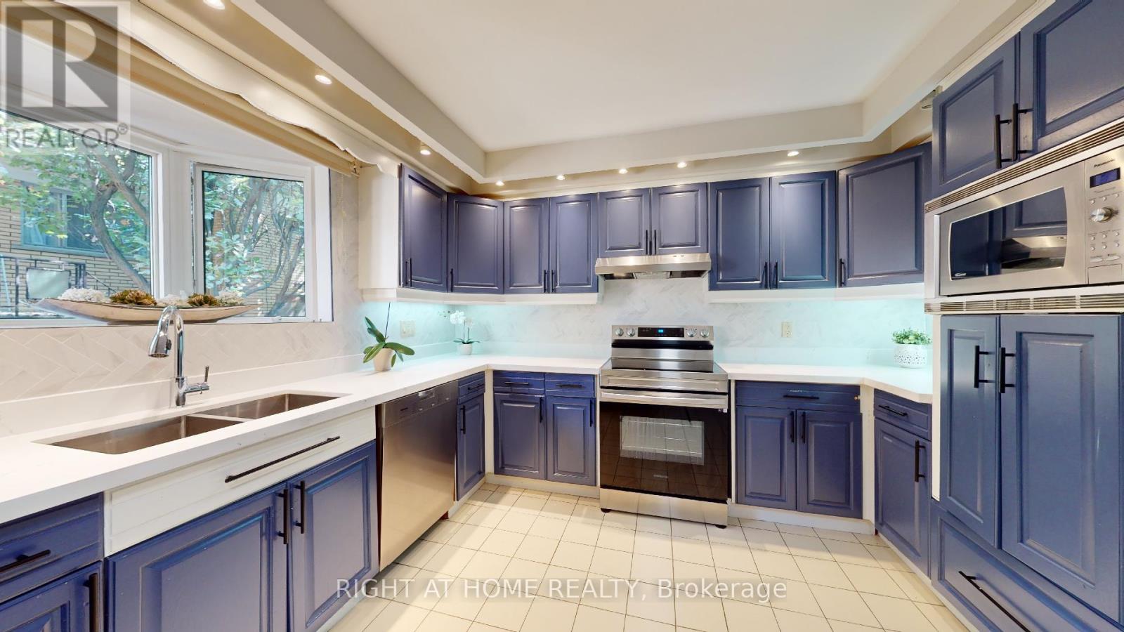 23 Christine Crescent, Toronto (Willowdale West), Ontario  M2R 1A4 - Photo 9 - C12220000