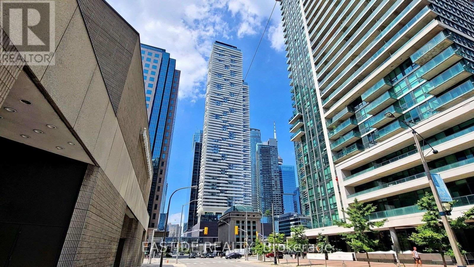 <div class="slider-price">$796,800</div><p>6305 - 88 Harbour Street, Toronto, Ontario</p>