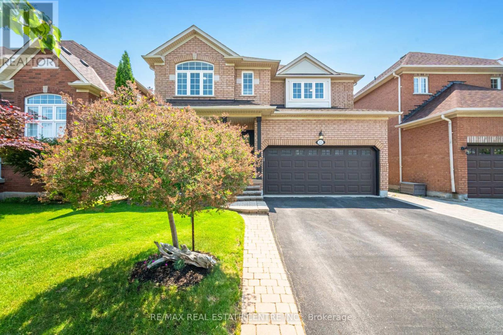 221 ELLIS CRESCENT, Milton, Ontario