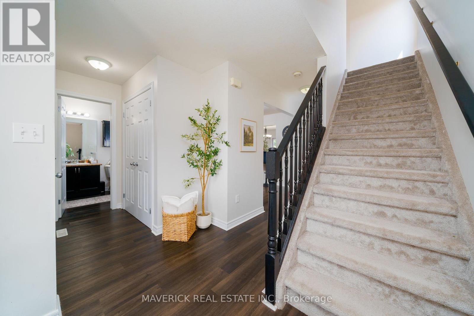 927 Bradshaw Crescent, London North, Ontario  N5X 0B6 - Photo 5 - X12213332