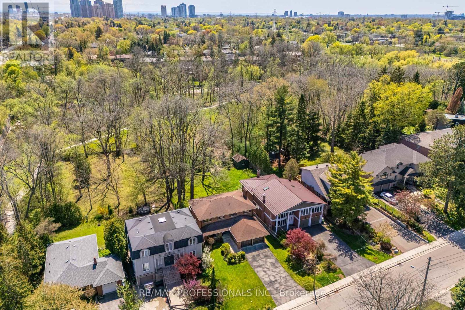 <div class="slider-price">$2,899,000</div><p>9 Wingrove Hill, Toronto, Ontario</p>