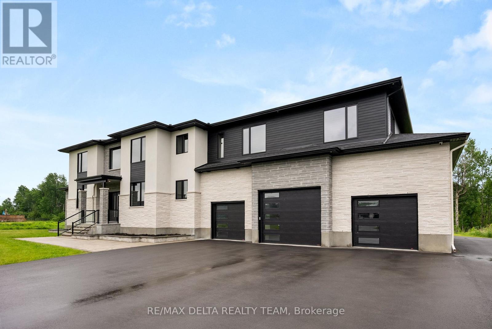 663 Ballycastle Crescent, Ottawa, Ontario  K1X 0A3 - Photo 2 - X12098036