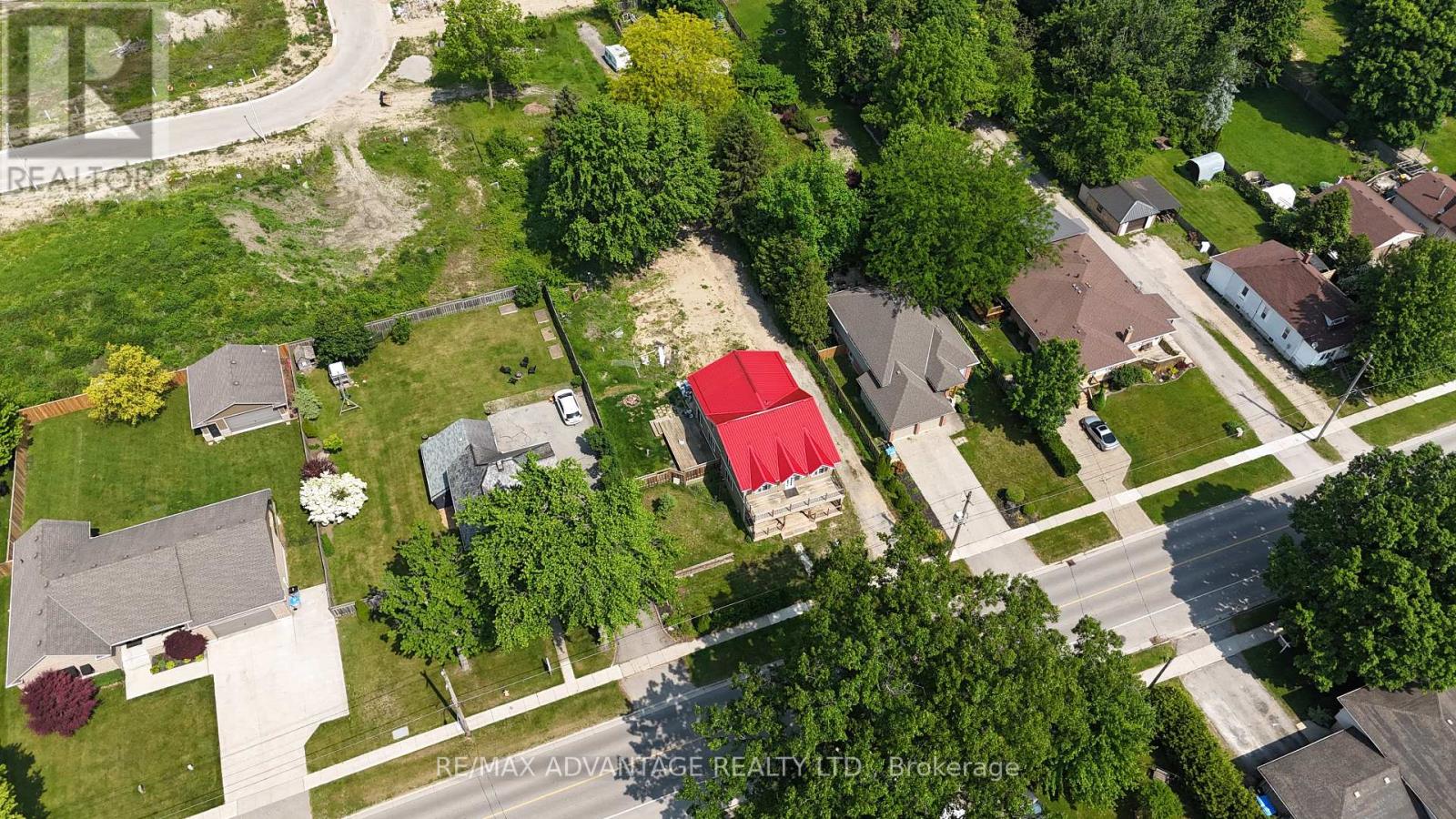 8566 Glendon Drive, Strathroy-Caradoc, Ontario  N0L 1W0 - Photo 5 - X12220470